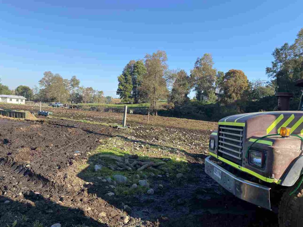 Camioneta en terreno para perforación de pozos