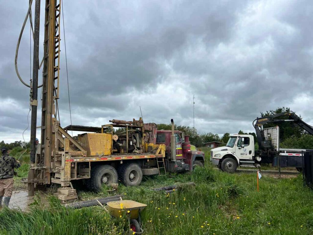 Camión perforador para construcción de pozos profundos en Colina